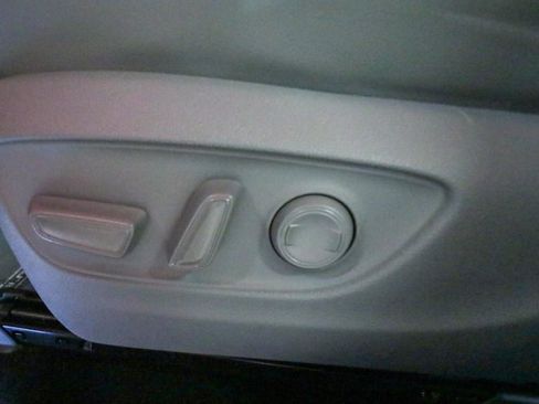 Used 2022 Toyota Highlander XLE FWD image 17