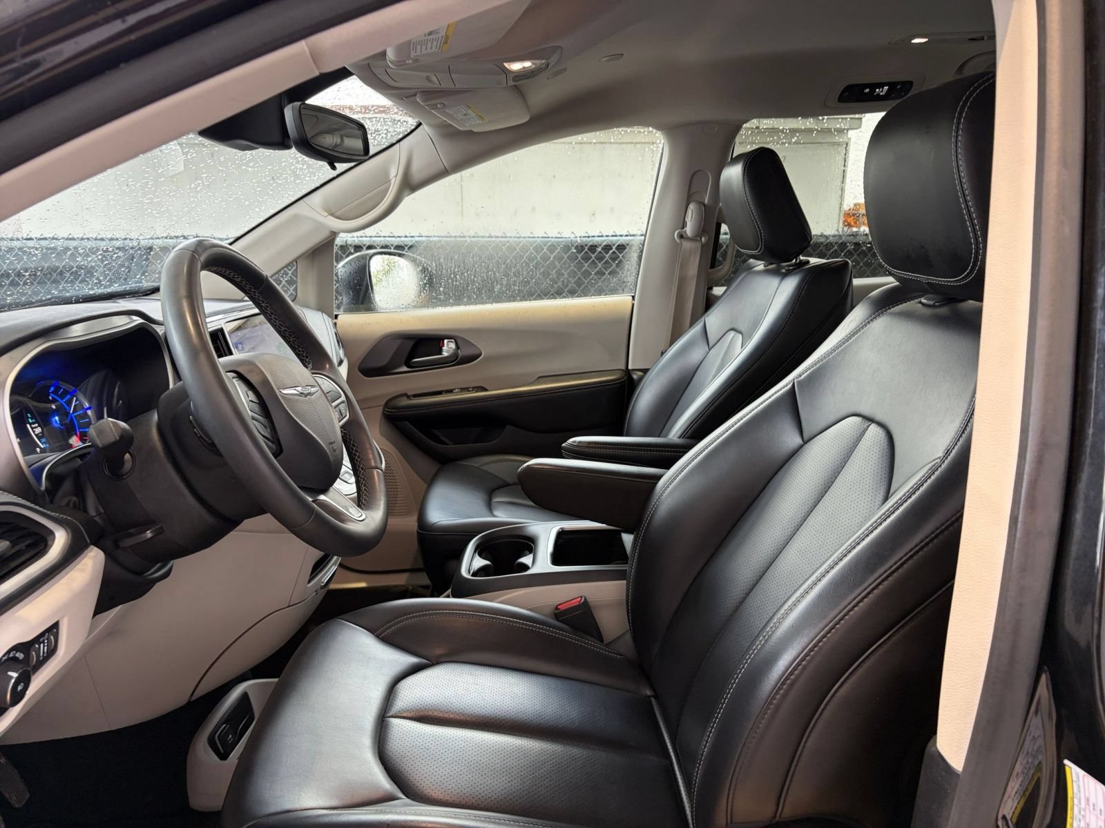 Used 2023 Chrysler Pacifica Touring-L FWD image 27