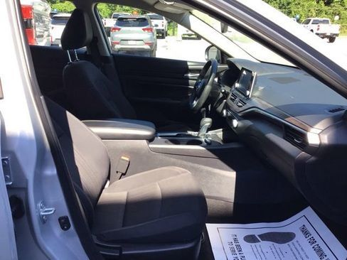 Used 2025 Nissan Altima 2.5 SV FWD image 19