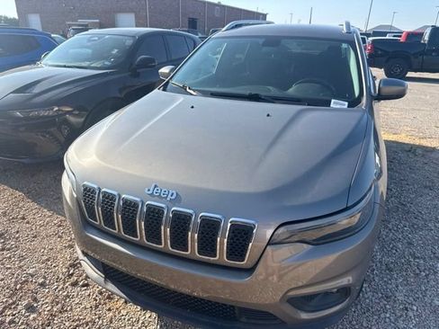Used 2019 Jeep Cherokee Latitude w/ Cold Weather Group AWD/4WD image 2