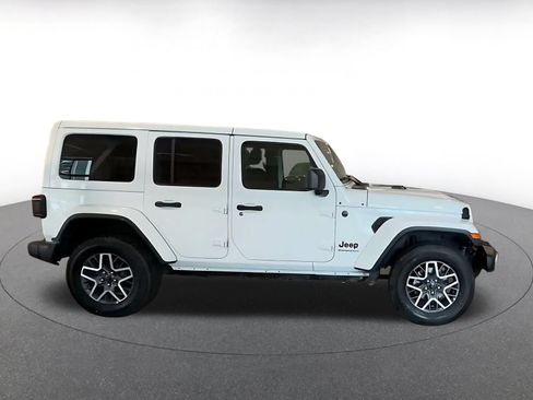 Used 2025 Jeep Wrangler Unlimited Sahara AWD/4WD image 15
