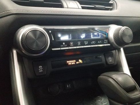 Used 2019 Toyota RAV4 LE w/ Carpet Mat Package AWD/4WD image 7