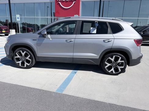 Used 2022 Volkswagen Taos SEL image 2