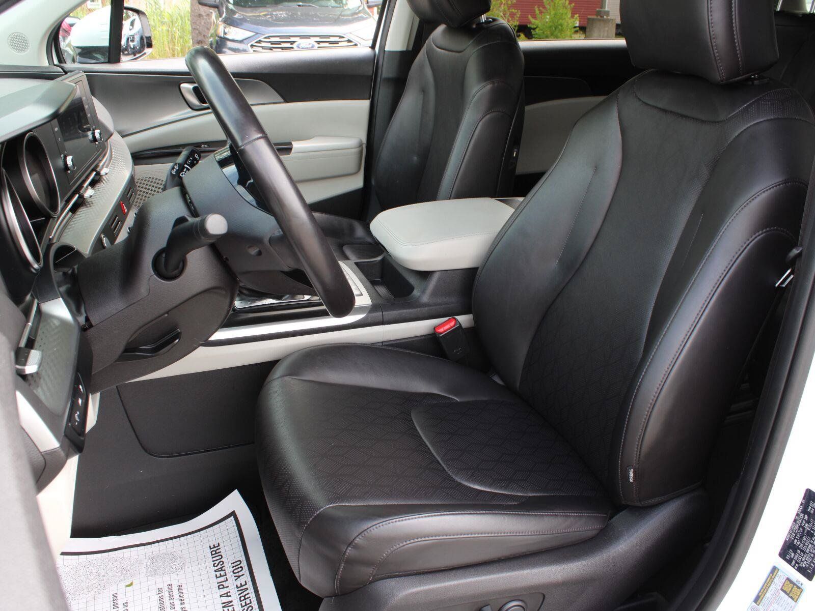 Used 2024 Kia Carnival LX FWD image 17