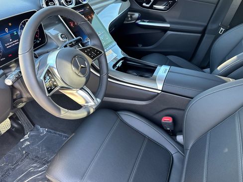 Used 2025 Mercedes-Benz GLC 300 image 4