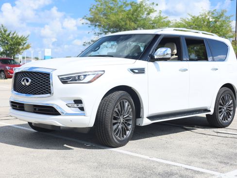 Used 2024 INFINITI QX80 Sensory w/ Cargo Package AWD/4WD image 3