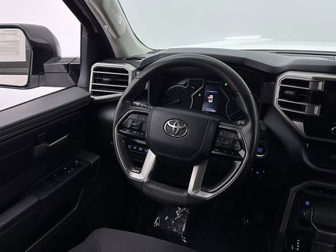 Used 2022 Toyota Tundra SR5 w/ SR5 Convenience Package AWD/4WD image 26