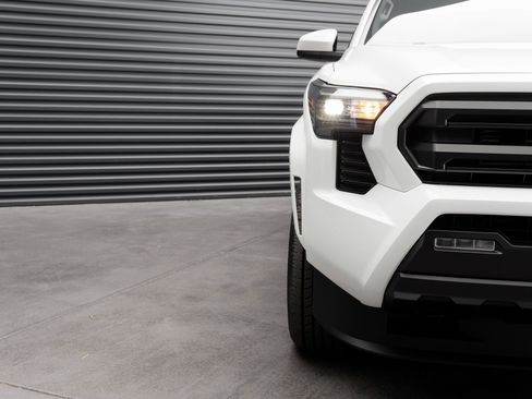 Used 2025 Toyota Tacoma SR5 image 33