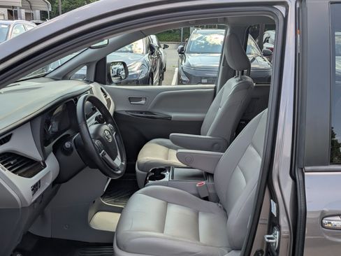 Used 2015 Toyota Sienna XLE w/ XLE Navigation Package FWD image 17