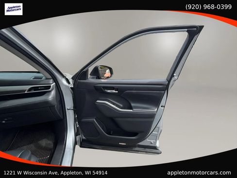 Used 2022 Toyota Highlander XLE AWD/4WD image 51