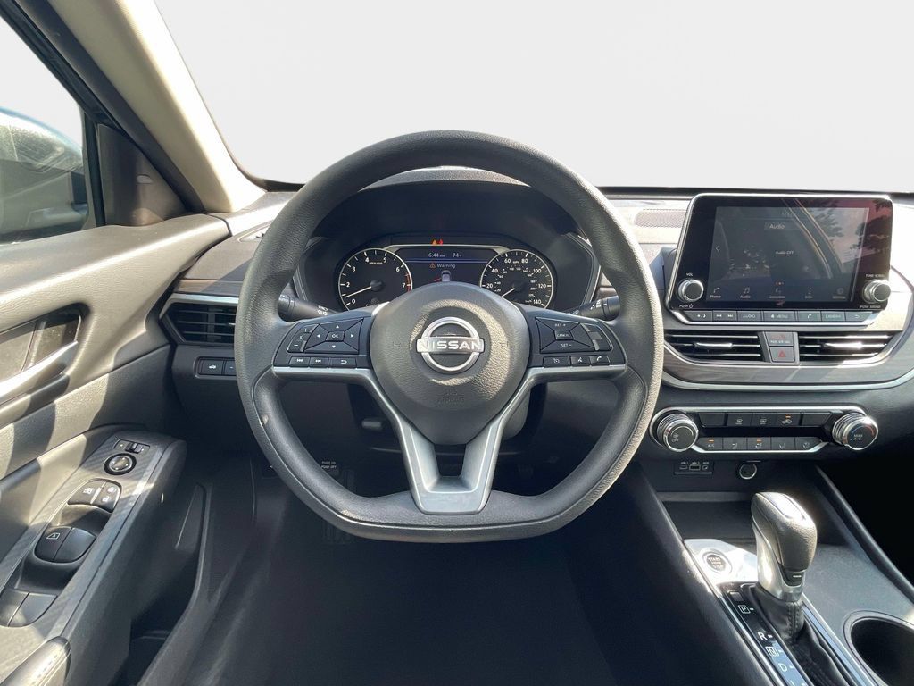 Used 2025 Nissan Altima 2.5 SV FWD image 12