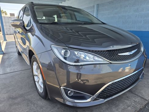 Used 2020 Chrysler Pacifica Limited FWD image 1