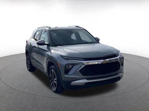 Used 2025 Chevrolet TrailBlazer LT w/ Driver Confidence Package image 3