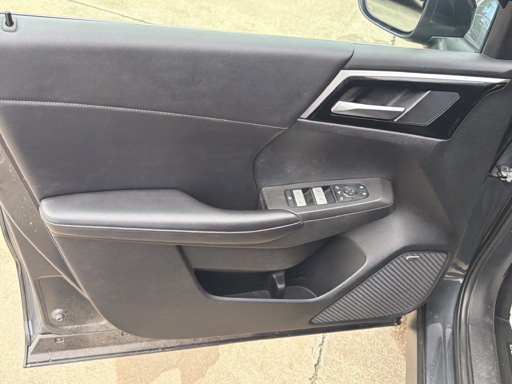Used 2025 Mitsubishi Outlander SE FWD image 14