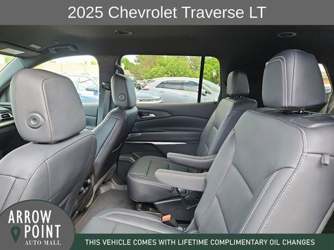 Used 2025 Chevrolet Traverse LT FWD image 18