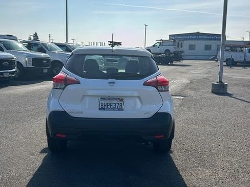 Used 2018 Nissan Kicks SV image 4