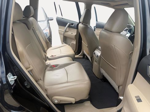 Used 2013 Toyota Highlander SE FWD image 6