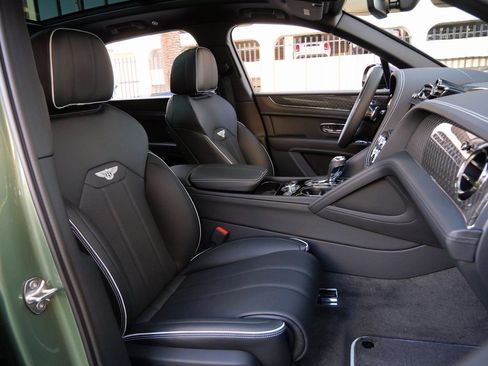 Used 2025 Bentley Bentayga image 26