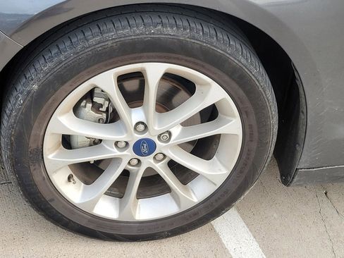 Used 2019 Ford Fusion SE image 2