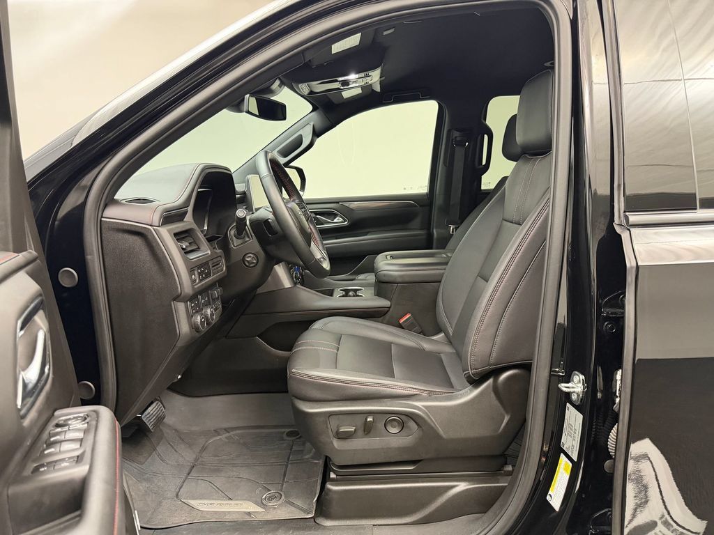 Used 2023 Chevrolet Suburban RST w/ Luxury Package AWD/4WD image 5