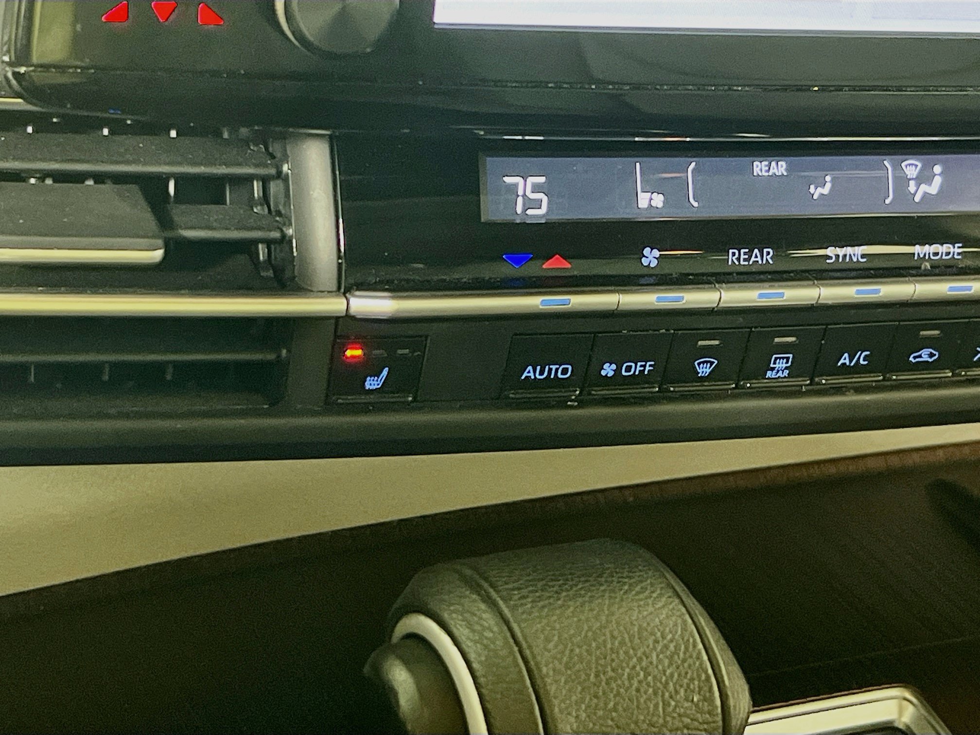 Used 2024 Toyota Sienna XLE FWD image 19