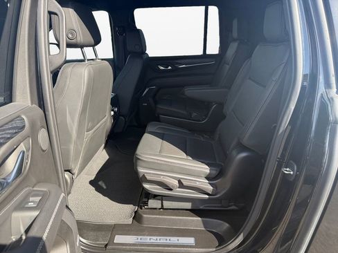 Used 2023 GMC Yukon XL Denali image 13