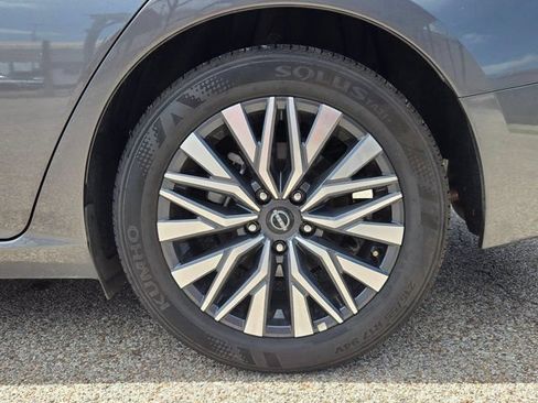 Used 2025 Nissan Altima 2.5 SV FWD image 32
