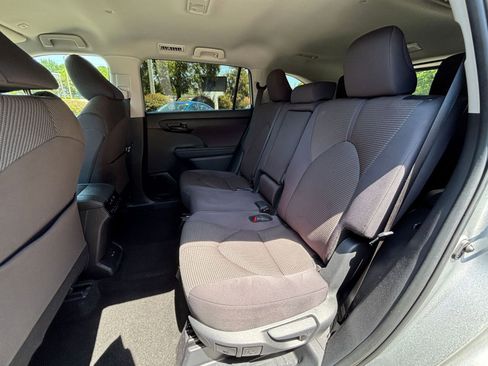 Used 2025 Toyota Highlander LE FWD image 35
