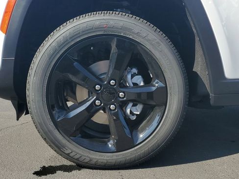 New 2025 Jeep Grand Cherokee Altitude image 7