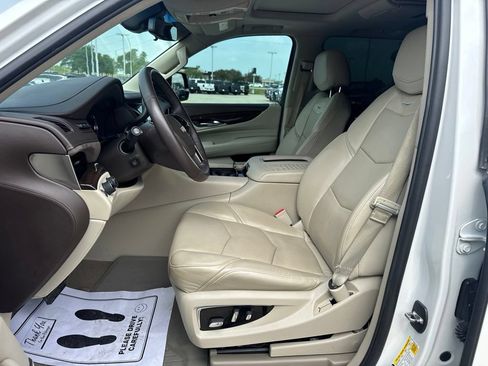 Used 2017 Cadillac Escalade Premium Luxury AWD/4WD image 4
