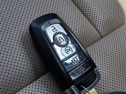 Used 2021 Lincoln Corsair AWD w/ Premium Package image 25