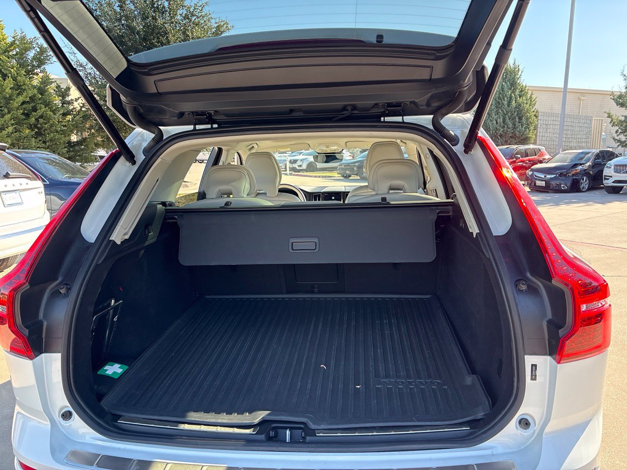 Used 2023 Volvo XC60 B5 Plus w/ Climate Package FWD image 10