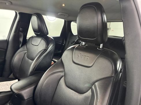 Used 2019 Jeep Cherokee Limited FWD image 11