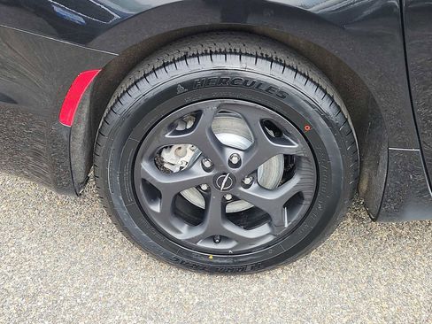 Used 2024 Chrysler Pacifica Premium image 9