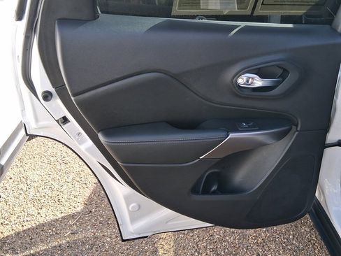 Used 2020 Jeep Cherokee Latitude Plus image 17