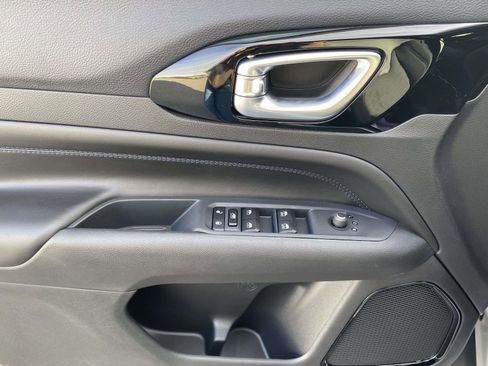 New 2026 Jeep Compass Latitude image 17