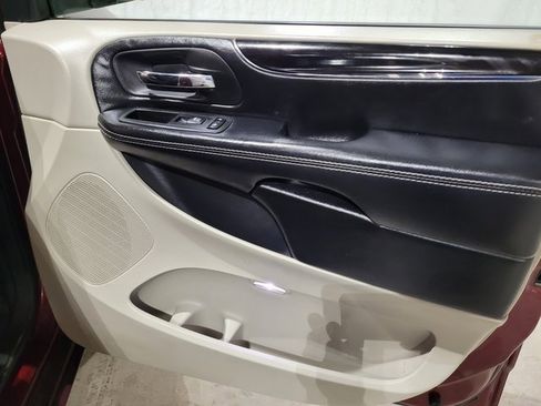 Used 2019 Dodge Grand Caravan SXT image 48