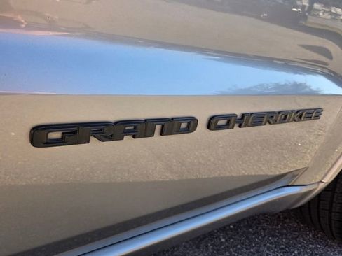 Used 2018 Jeep Grand Cherokee Altitude image 19