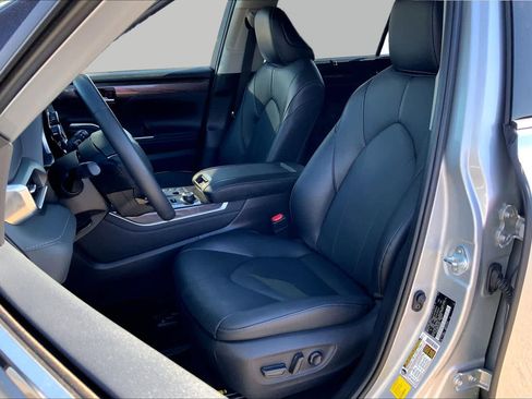Used 2025 Toyota Highlander Limited AWD/4WD image 8