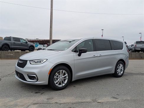 New 2026 Chrysler Pacifica Select image 7