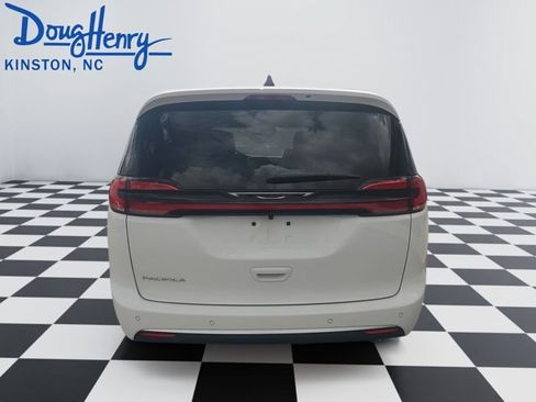 New 2027 Chrysler Pacifica Select FWD image 4