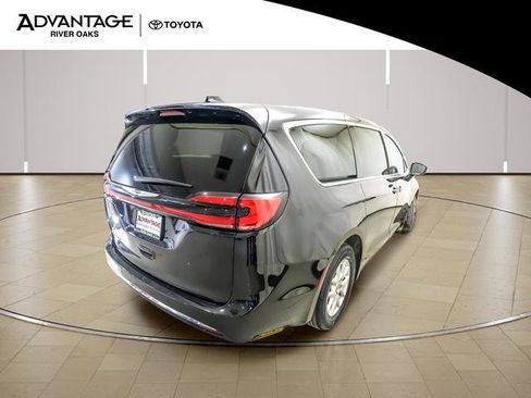 Used 2023 Chrysler Pacifica Touring-L FWD image 7