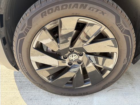 Used 2024 Volkswagen Atlas SE w/ Black Wheel Package image 4