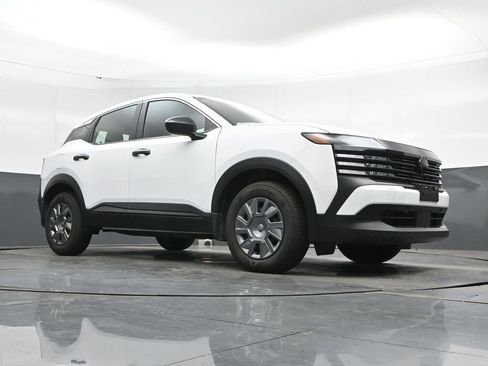 Used 2025 Nissan Kicks S AWD/4WD image 41