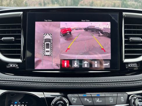 Used 2025 Chrysler Pacifica Select image 20