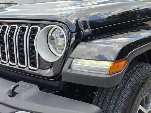 Used 2024 Jeep Wrangler Unlimited Sahara AWD/4WD image 7