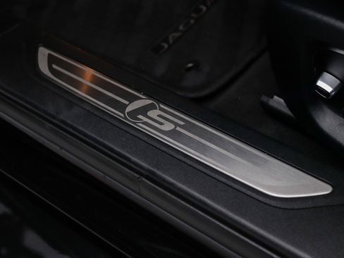 Used 2018 Jaguar XF S RWD image 33