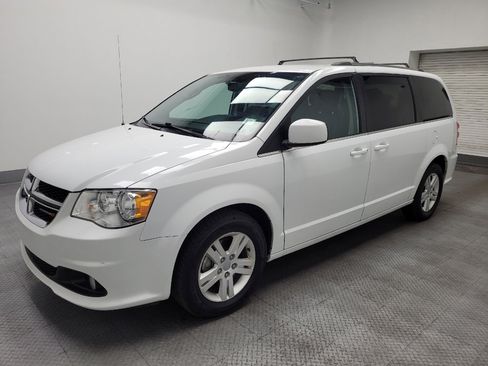 Used 2018 Dodge Grand Caravan SXT image 2