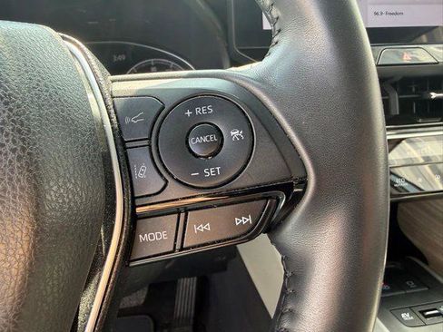 Used 2024 Toyota Venza XLE AWD/4WD image 9