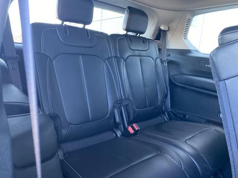 Used 2023 Jeep Grand Cherokee L Limited w/ Black Appearance Package image 15